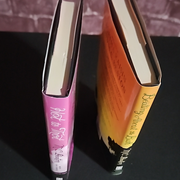 M.C. Beaton Mystery Book Set - Pink & Green Covers - Picture 3 of 8